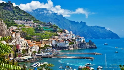 Båtkryssningen från Salerno seglar Amalfikusten mot Amalfi och Positano