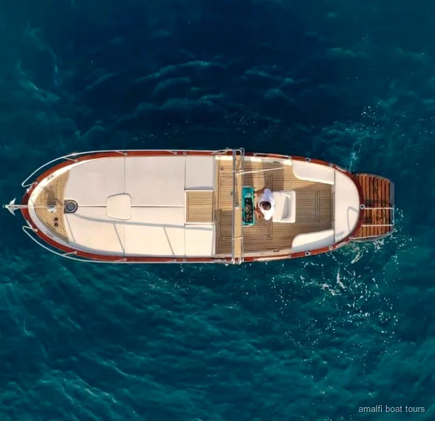Charter privé en bateau sur la Côte Amalfitaine : baignade près de la Grotte d'Émeraude