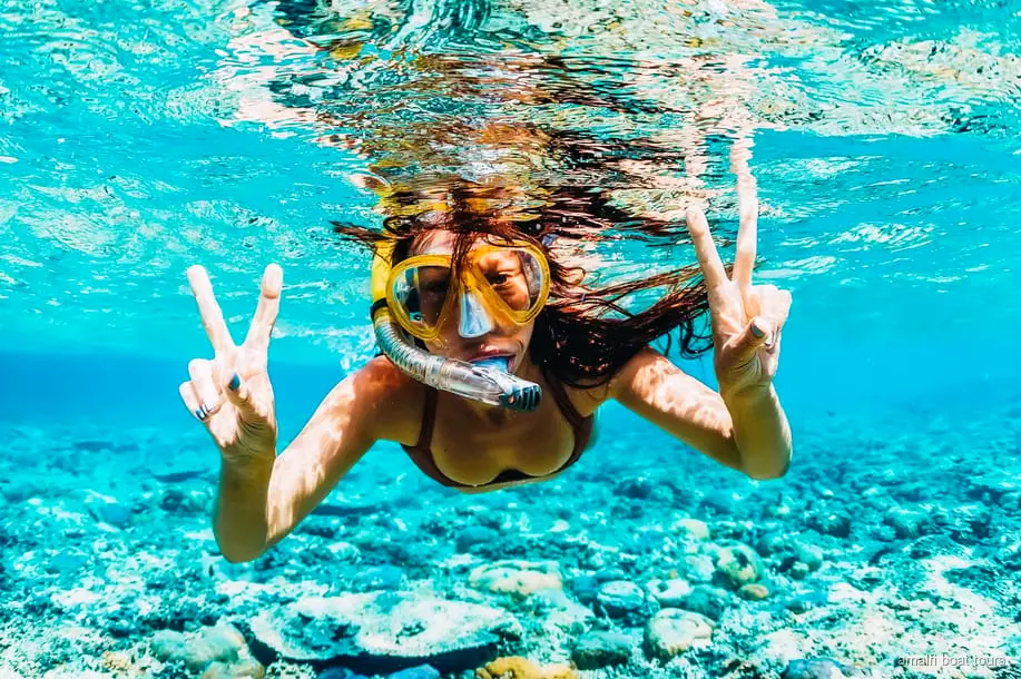 Ospiti del giro in barca in Costiera Amalfitana fanno snorkeling vicino al Fiordo di Furore