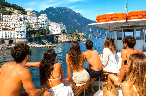 Kort båttur från Amalfi förbi Atrani på Amalfikusten