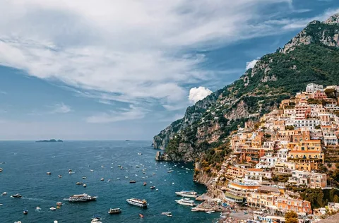Ospiti del tour in barca da Positano fanno il bagno vicino alla Grotta dello Smeraldo